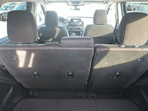 Used 2025 Nissan Pathfinder SV FWD image 33