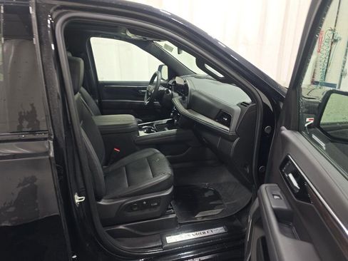 Used 2025 Chevrolet Suburban Z71 w/ Comfort Package image 8