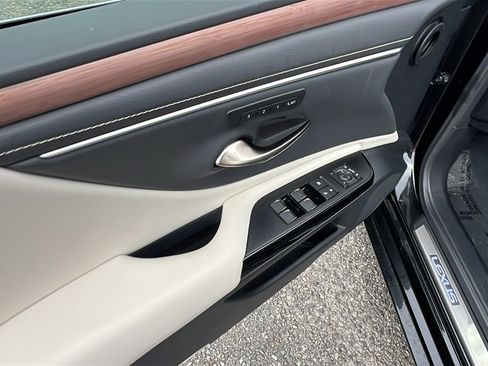 Used 2025 Lexus ES 300h w/ Luxury Package image 12