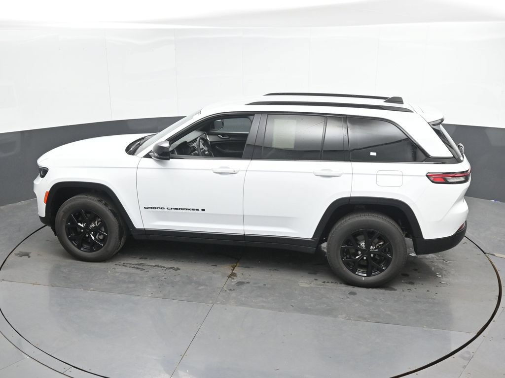 Used 2025 Jeep Grand Cherokee Altitude AWD/4WD image 35