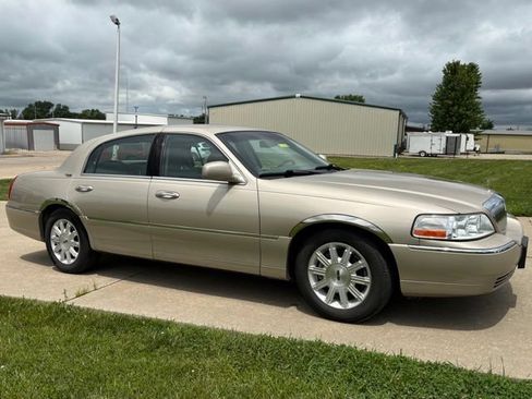 Used 2006 Lincoln Town Car Signature Limited RWD image 3