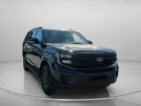 New 2026 Ford Expedition Active image 3