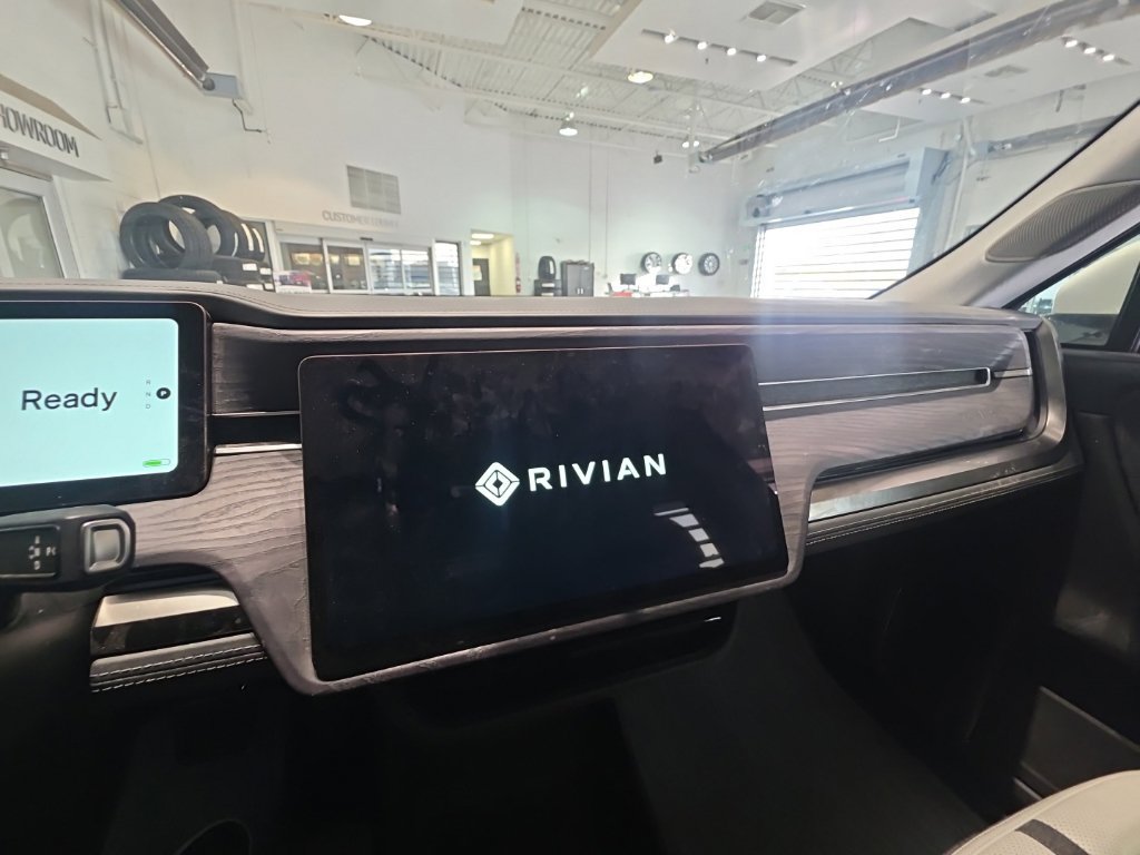 Used 2025 Rivian R1S Adventure Dual AWD/4WD image 28