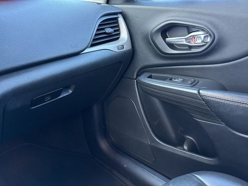 Used 2016 Jeep Cherokee Limited image 27