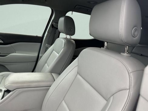 Used 2023 GMC Acadia SLT image 12