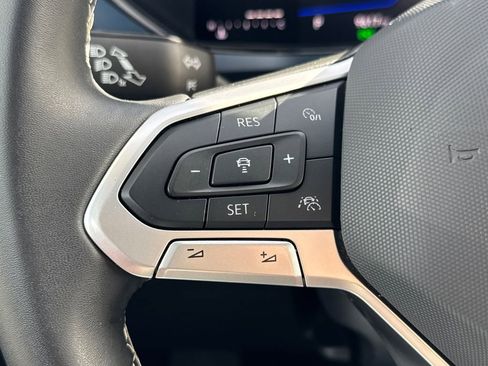 Used 2024 Volkswagen Taos SE w/ Panoramic Sunroof Package image 38