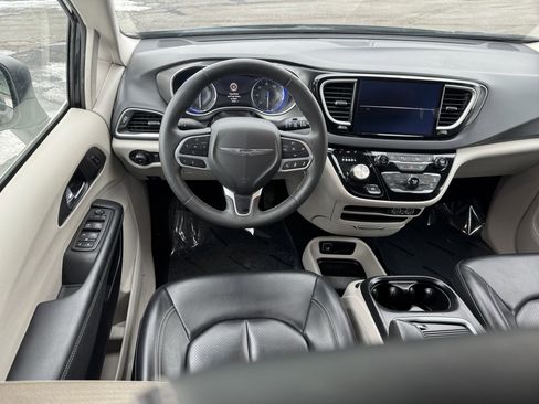 Used 2023 Chrysler Pacifica Touring-L image 18