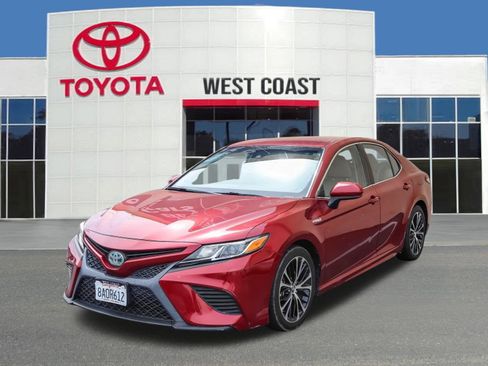 Used 2018 Toyota Camry SE image 1