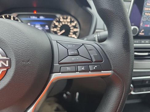 Used 2025 Nissan Altima 2.5 SV FWD image 12