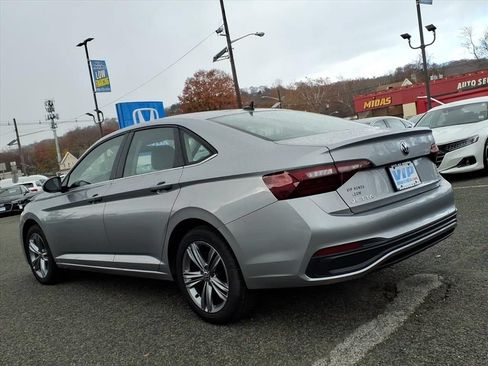Used 2024 Volkswagen Jetta SE FWD image 4