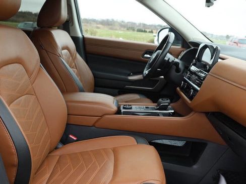 Used 2023 Nissan Pathfinder Platinum image 15