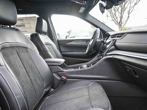 New 2025 Jeep Grand Cherokee Altitude image 30