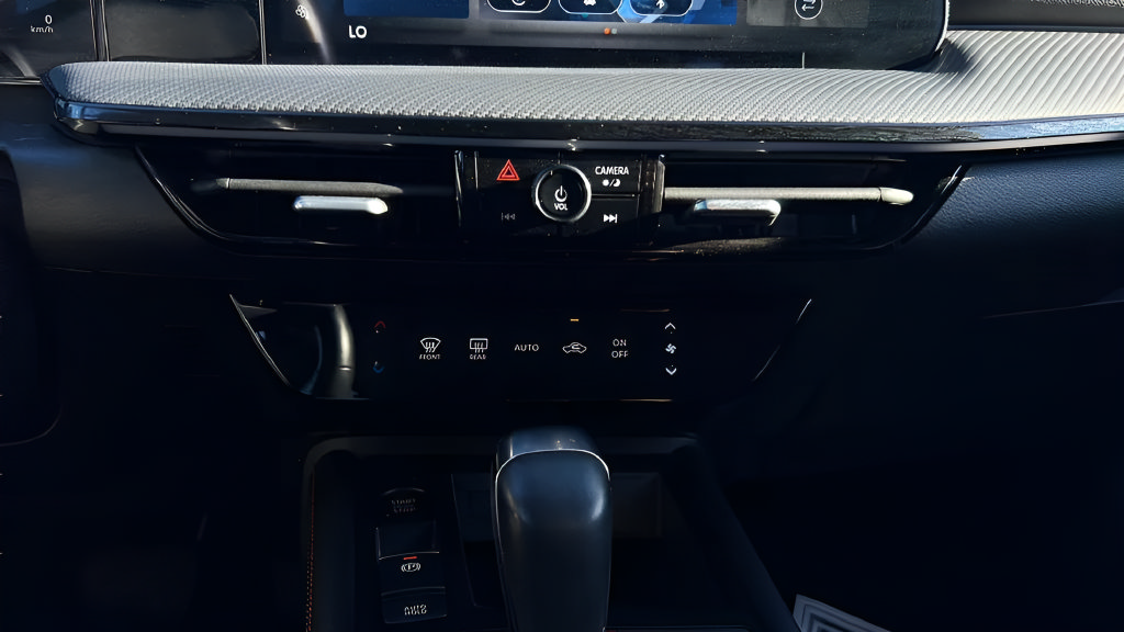 Used 2025 Nissan Kicks SR AWD/4WD image 13