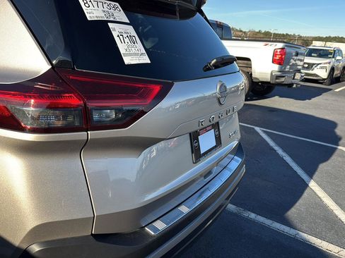 Used 2023 Nissan Rogue SL w/ SL Premium Package image 9