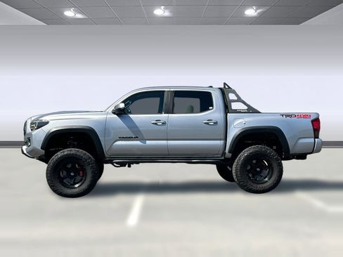 Used 2019 Toyota Tacoma TRD Off-Road w/ Technology Package AWD/4WD image 2