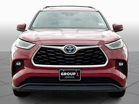 Used 2021 Toyota Highlander XLE image 3