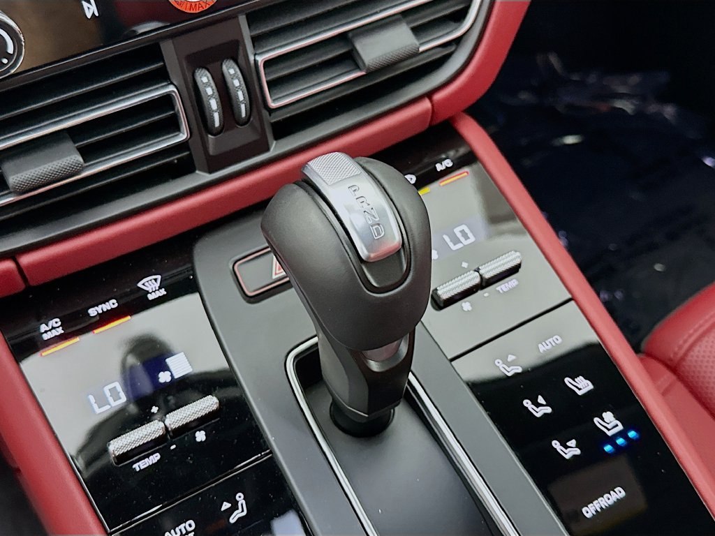 Certified 2025 Porsche Macan AWD/4WD image 19