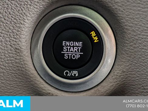 Used 2023 Chrysler Pacifica Limited image 37