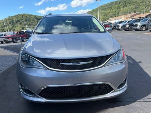 Used 2020 Chrysler Pacifica Touring-L FWD image 2