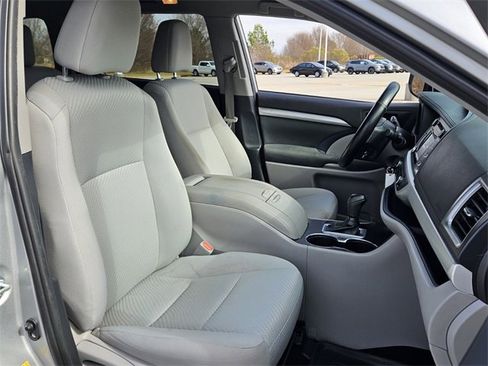 Used 2019 Toyota Highlander LE image 17