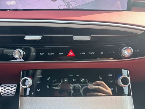 New 2026 Genesis GV70 2.5T Sport Prestige AWD/4WD image 19