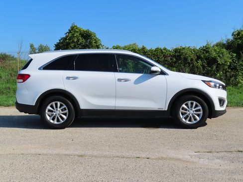 Used 2017 Kia Sorento AWD image 2