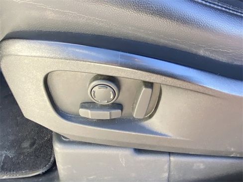 Used 2023 Land Rover Defender 110 X-Dynamic SE image 7