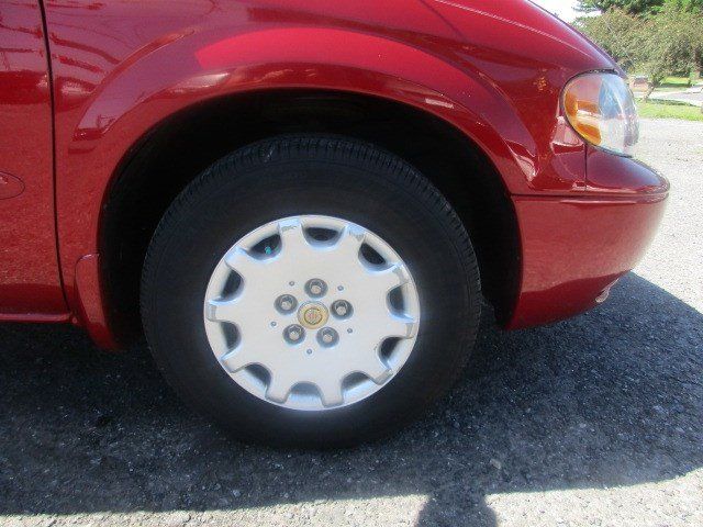 Used 2002 Chrysler Town & Country LX FWD image 12
