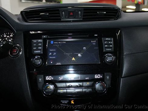 Used 2017 Nissan Rogue SV w/ SV Premium Package image 16