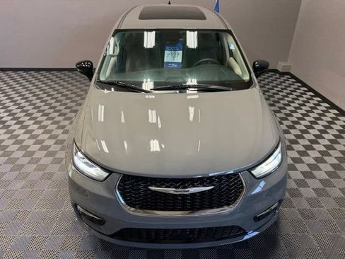 Used 2024 Chrysler Pacifica Limited FWD image 5
