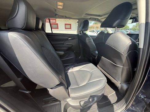 Used 2021 Toyota Highlander XLE AWD/4WD image 15