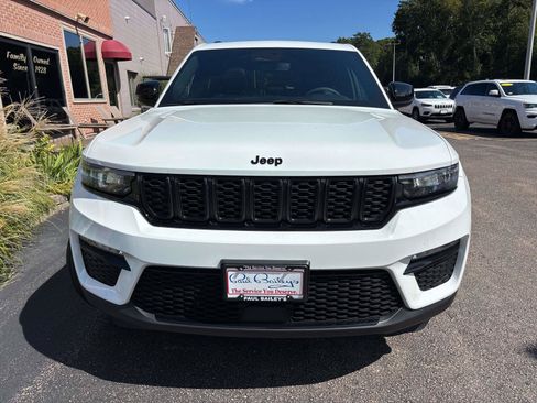 Used 2024 Jeep Grand Cherokee Limited w/ Black Appearance Package AWD/4WD image 2