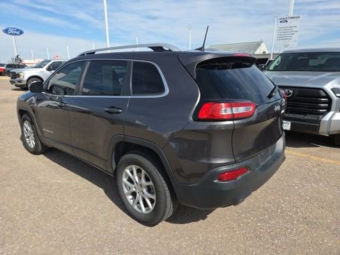 Used 2017 Jeep Cherokee Latitude image 3