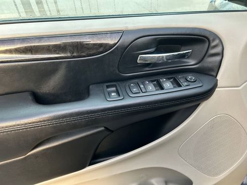 Used 2019 Dodge Grand Caravan SE w/ UConnect Hands-Free Group image 12