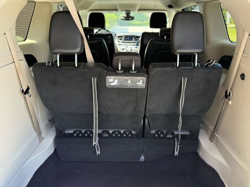 Used 2020 Chrysler Pacifica Touring-L FWD image 26