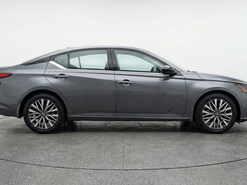 Used 2025 Nissan Altima 2.5 SV FWD image 11