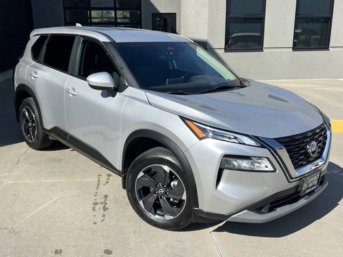 Used 2023 Nissan Rogue SV AWD/4WD image 6
