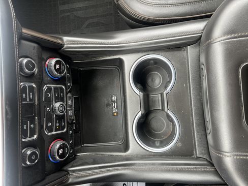 Used 2022 Chevrolet Suburban High Country image 32