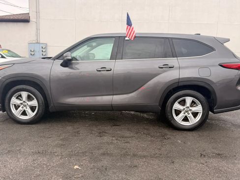 Used 2022 Toyota Highlander L FWD image 10