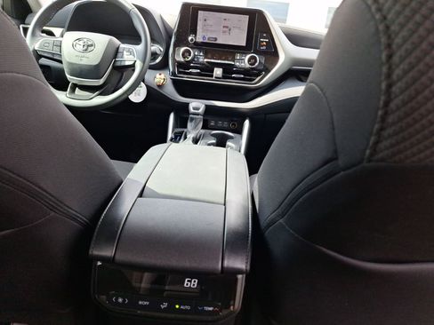 Used 2024 Toyota Highlander LE image 32