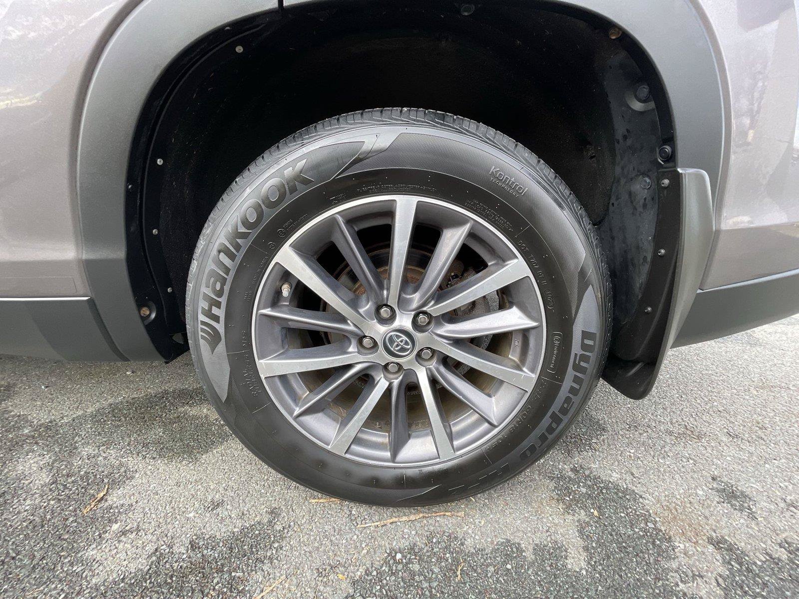 Used 2019 Toyota Highlander XLE AWD/4WD image 27