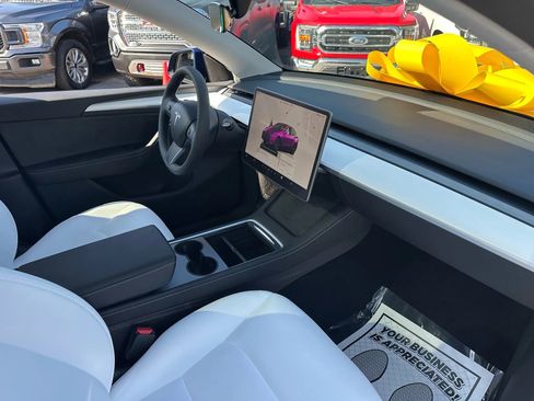 Used 2024 Tesla Model Y 2WD image 16