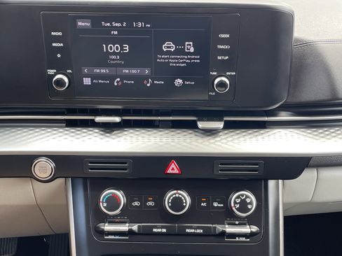 Used 2023 Kia Carnival LX image 28