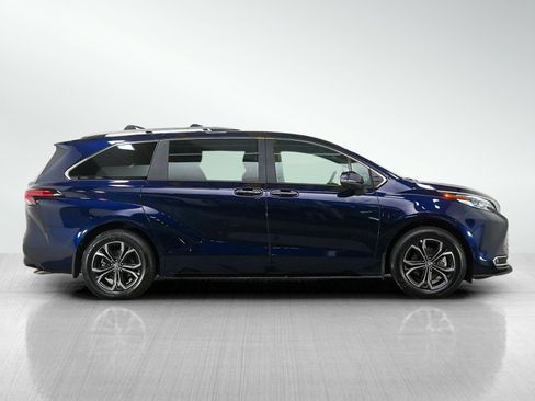 Used 2025 Toyota Sienna Platinum image 6