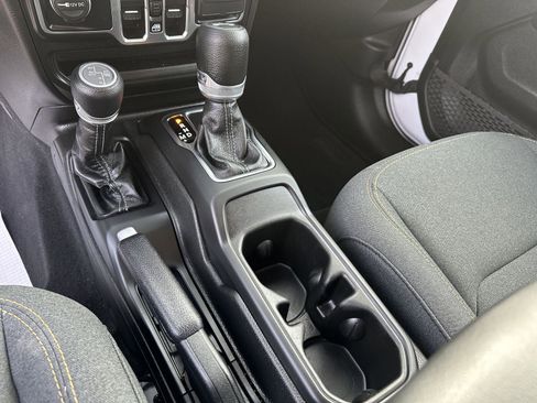 Used 2025 Jeep Wrangler Sahara image 32