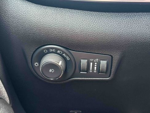 Used 2025 Jeep Compass Latitude AWD/4WD image 34
