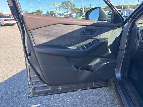 Used 2023 Nissan Rogue S image 12