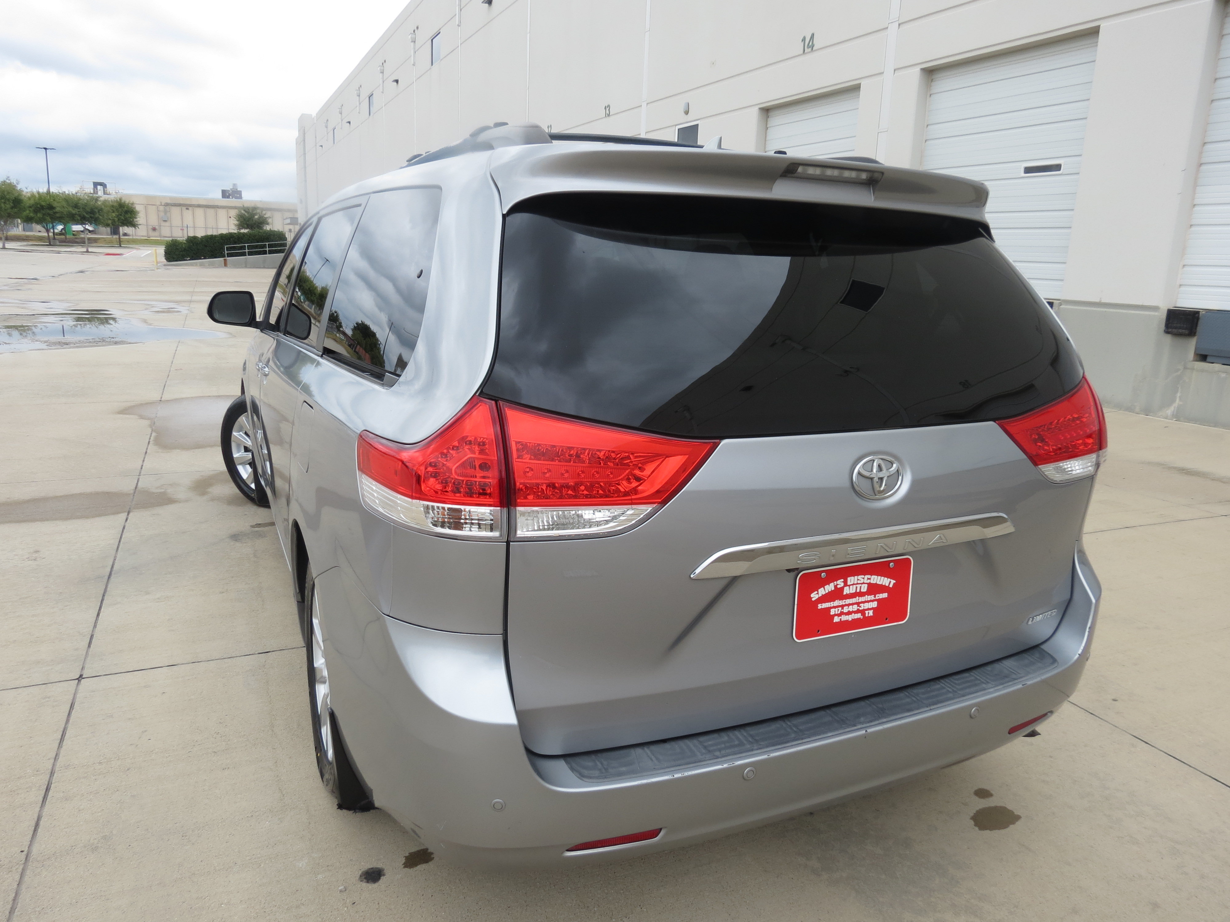 Used 2011 Toyota Sienna Limited w/ Premium Pkg FWD image 3