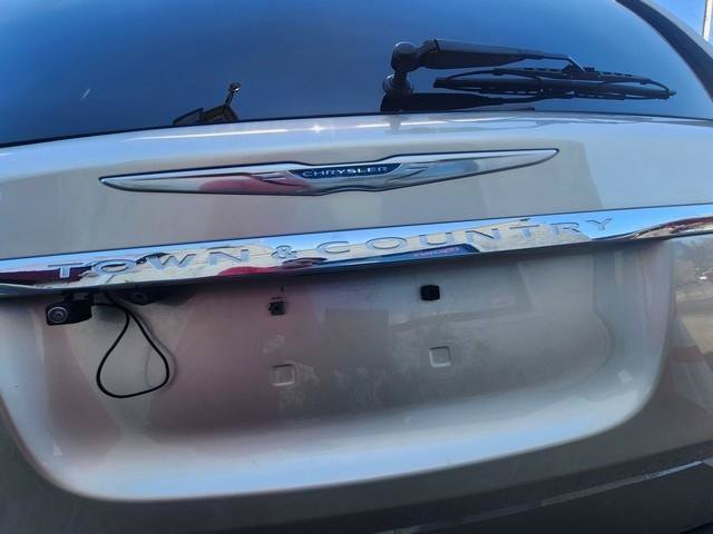 Used 2015 Chrysler Town & Country Touring FWD image 22