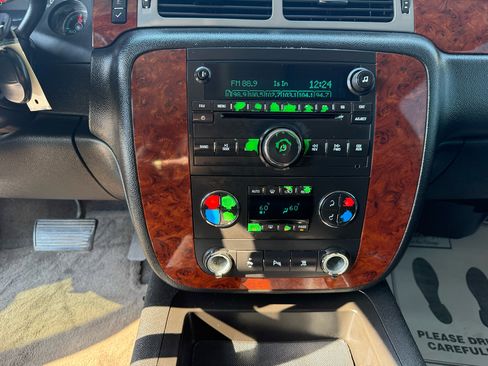 Used 2011 Chevrolet Suburban LT image 22